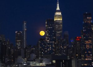Jagodni Mjesec iznad Manhattana u New Yorku
