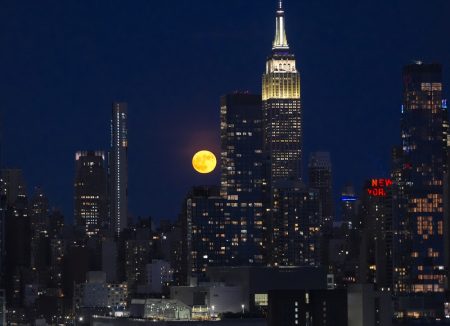 Jagodni Mjesec iznad Manhattana u New Yorku