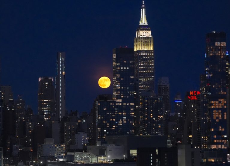 Jagodni Mjesec iznad Manhattana u New Yorku