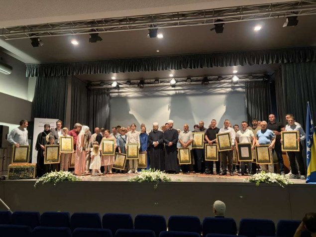 Uručene vakufname i zahvalnice vakifima Azizija džamije u Orašju Uručene vakufname i zahvalnice vakifima Azizija džamije u Orašju