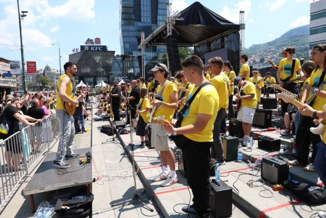 Trg BiH u znaku mladosti i muzike, stotine mladih nastupaju na Sarajevo Rocks 2026
