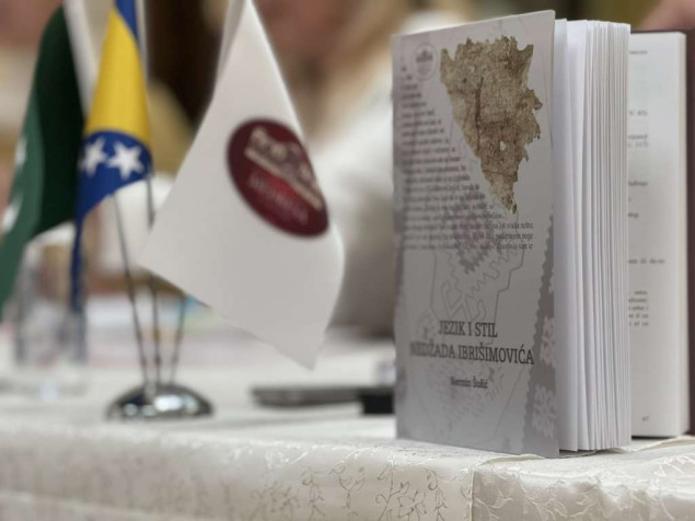 Promovirana knjiga o jeziku i stilu Nedžada Ibrišimovića koji je na poseban način pisao o BiH Promovirana knjiga o jeziku i stilu Nedžada Ibrišimovića koji je na poseban način pisao o BiH