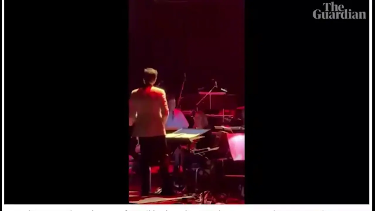 Student iz publike spasio koncert La La Landa: Neočekivani heroj uskočio za bolesnog muzičara i oduševio 2.500 gledalaca Student iz publike spasio koncert La La Landa: Neočekivani heroj uskočio za bolesnog muzičara i oduševio 2.500 gledalaca