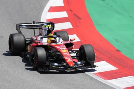 Hamilton slavio prvu pobjedu s Ferrarijem nakon trijumfa na VN Katalonije Hamilton slavio prvu pobjedu s Ferrarijem nakon trijumfa na VN Katalonije
