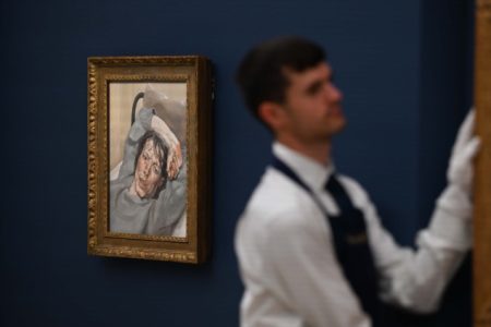 Freudova slika Žena u sivom džemperu očekuje se na londonskoj aukciji Freudova slika Žena u sivom džemperu očekuje se na londonskoj aukciji