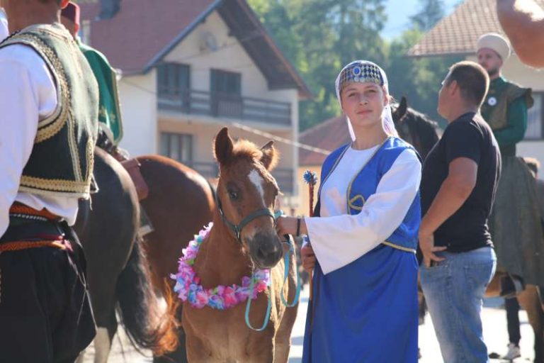 Svečani ispraćaj u Karau­li – Konjanici čuvaju tradiciju staru više od 500 godina