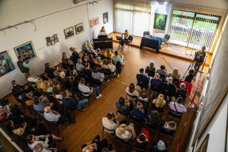 U Tuzli održana poetska večer uz knjigu Želim njega, glupana