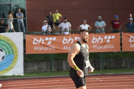 Pezer s najboljim ovosezonskim hicem od 20,61 m pobijedio na mitingu u sarajevskom Novom Gradu Pezer s najboljim ovosezonskim hicem od 20,61 m pobijedio na mitingu u sarajevskom Novom Gradu