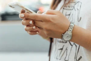 Češka zabranjuje mobilne telefone u školama od septembra 2027.