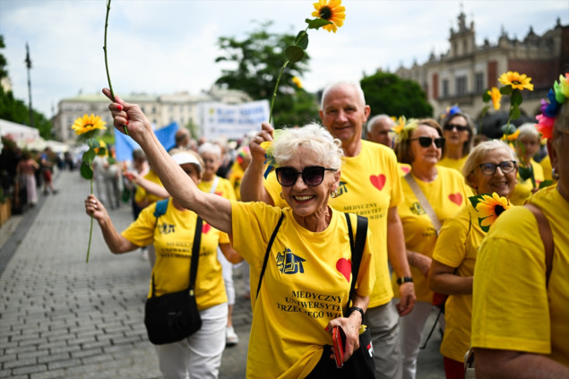 Hiljade starijih učesnika na Senioralia maršu u Krakovu Hiljade starijih učesnika na Senioralia maršu u Krakovu