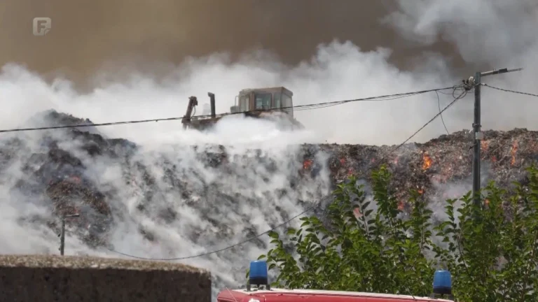 Požar na deponiji Uborak i dalje aktivan, Mostar pod gustim dimom, u gradu vanredno stanje