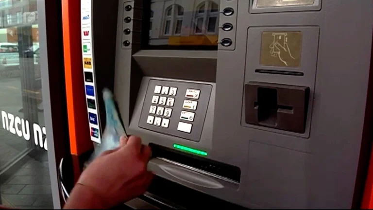 Finansijski sektor upozorava: Transakcije će biti usporene, ispaštat će svi građani Finansijski sektor upozorava: Transakcije će biti usporene, ispaštat će svi građani