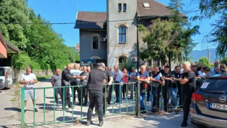 Kakanjski rudari dobili plaću i vratili se na posao, protest počeo u Brezi i nastavljen u Zenici Kakanjski rudari dobili plaću i vratili se na posao, protest počeo u Brezi i nastavljen u Zenici