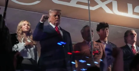 Trump izviždan tokom američke himne pred treću utakmicu NBA finala u New Yorku Trump izviždan tokom američke himne pred treću utakmicu NBA finala u New Yorku