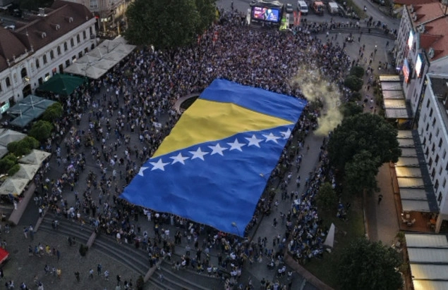 U Tuzli razvijena jedna od najvećih zastava Bosne i Hercegovine U Tuzli razvijena jedna od najvećih zastava Bosne i Hercegovine