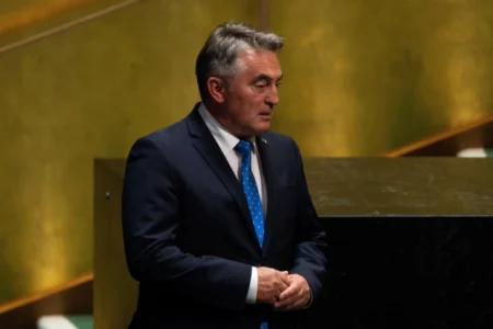 Komšić izrazio saučešće emiru Katara: Šeika Hamada pamtit ću po srdačnosti i prijateljstvu prema BiH Komšić izrazio saučešće emiru Katara: Šeika Hamada pamtit ću po srdačnosti i prijateljstvu prema BiH