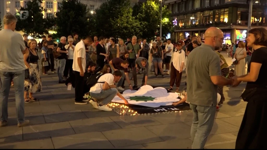 Cvijet koji ostaje u Beogradu: Obilježena godišnjica genocida u Srebrenici