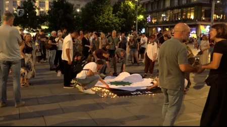 Cvijet koji ostaje u Beogradu: Obilježena godišnjica genocida u Srebrenici