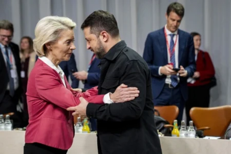 Zelensky uručio Ursuli von der Leyen Orden Evrope za podršku Ukrajini na putu ka EU Zelensky uručio Ursuli von der Leyen Orden Evrope za podršku Ukrajini na putu ka EU