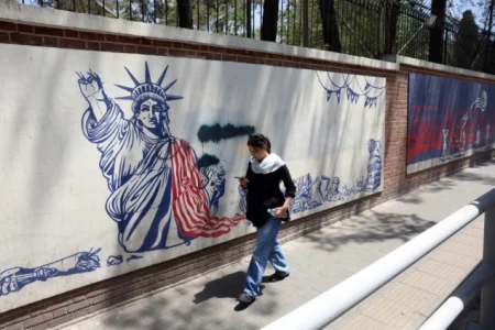 Zvaničnici: Američki napadi pogodili komunikacijski toranj i vojne objekte u Iranu Zvaničnici: Američki napadi pogodili komunikacijski toranj i vojne objekte u Iranu