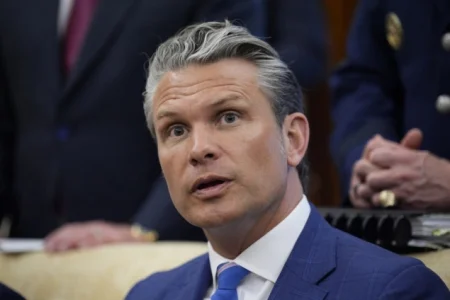 Hegseth se suočio s protestima tokom ceremonije u Washingtonu Hegseth se suočio s protestima tokom ceremonije u Washingtonu