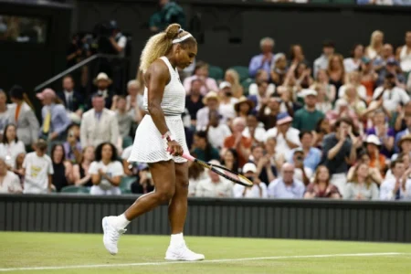 Serena Williams povrijedila koljeno, neizvjestan nastup u dublu na Wimbledonu Serena Williams povrijedila koljeno, neizvjestan nastup u dublu na Wimbledonu