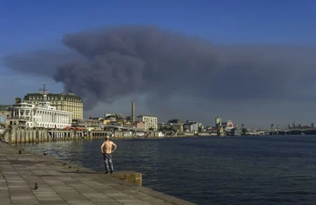 Više od 350 tona naftnih derivata izlilo se u kijevsko jezero nakon ruskog napada