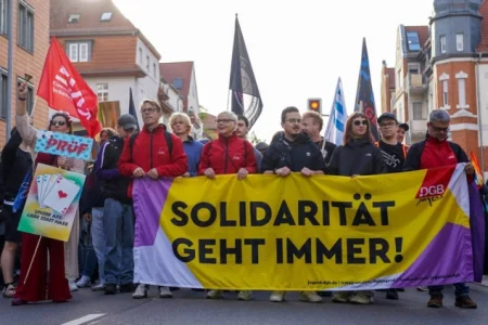 Hiljade demonstranata blokirale puteve do konferencije AfD-a u Erfurtu Hiljade demonstranata blokirale puteve do konferencije AfD-a u Erfurtu