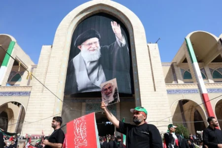 Iran održava veliku sahranu ubijenog vrhovnog vođe Khameneija Iran održava veliku sahranu ubijenog vrhovnog vođe Khameneija
