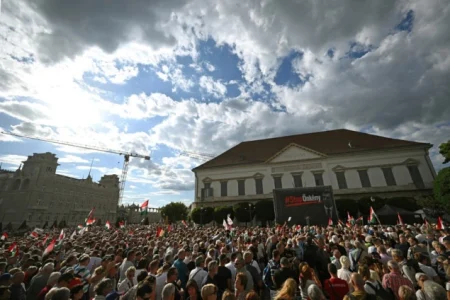 Hiljade na protestu u Budimpešti protiv smjene predsjednika Mađarske Hiljade na protestu u Budimpešti protiv smjene predsjednika Mađarske