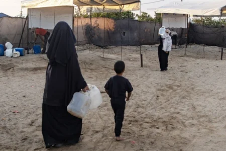 Najmanje sedam Palestinaca ubijeno u izraelskom napadu na sahranu u Gazi Najmanje sedam Palestinaca ubijeno u izraelskom napadu na sahranu u Gazi