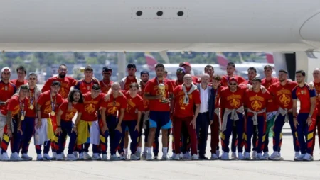 Španski fudbaleri doputovali u Madrid poslije osvajanja titule svjetskog prvaka Španski fudbaleri doputovali u Madrid poslije osvajanja titule svjetskog prvaka