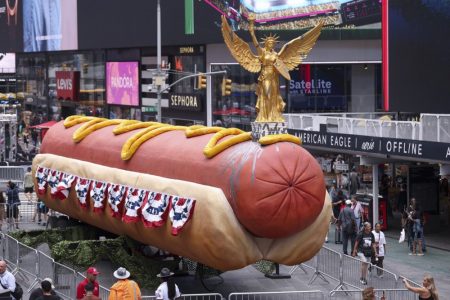 Gigantski hot dog ponovo na Times Squareu: Neobična umjetnička instalacija privlači pažnju posjetilaca Gigantski hot dog ponovo na Times Squareu: Neobična umjetnička instalacija privlači pažnju posjetilaca