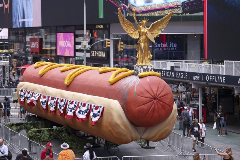 Gigantski hot dog ponovo na Times Squareu: Neobična umjetnička instalacija privlači pažnju posjetilaca Gigantski hot dog ponovo na Times Squareu: Neobična umjetnička instalacija privlači pažnju posjetilaca