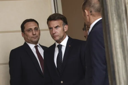 Macron: Francuska se suočava s nezapamćenim šumskim požarom, pred nama su teške sedmice
