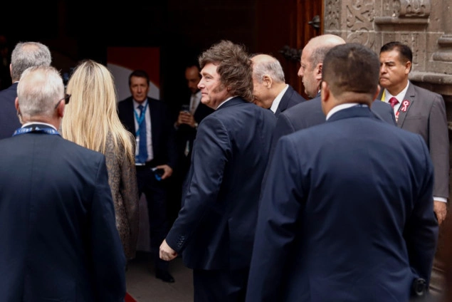 Argentinski predsjednik potpisao uredbu kojom se zabranjuje ulazak i omogućava protjerivanje stranaca zbog govora mržnje Argentinski predsjednik potpisao uredbu kojom se zabranjuje ulazak i omogućava protjerivanje stranaca zbog govora mržnje