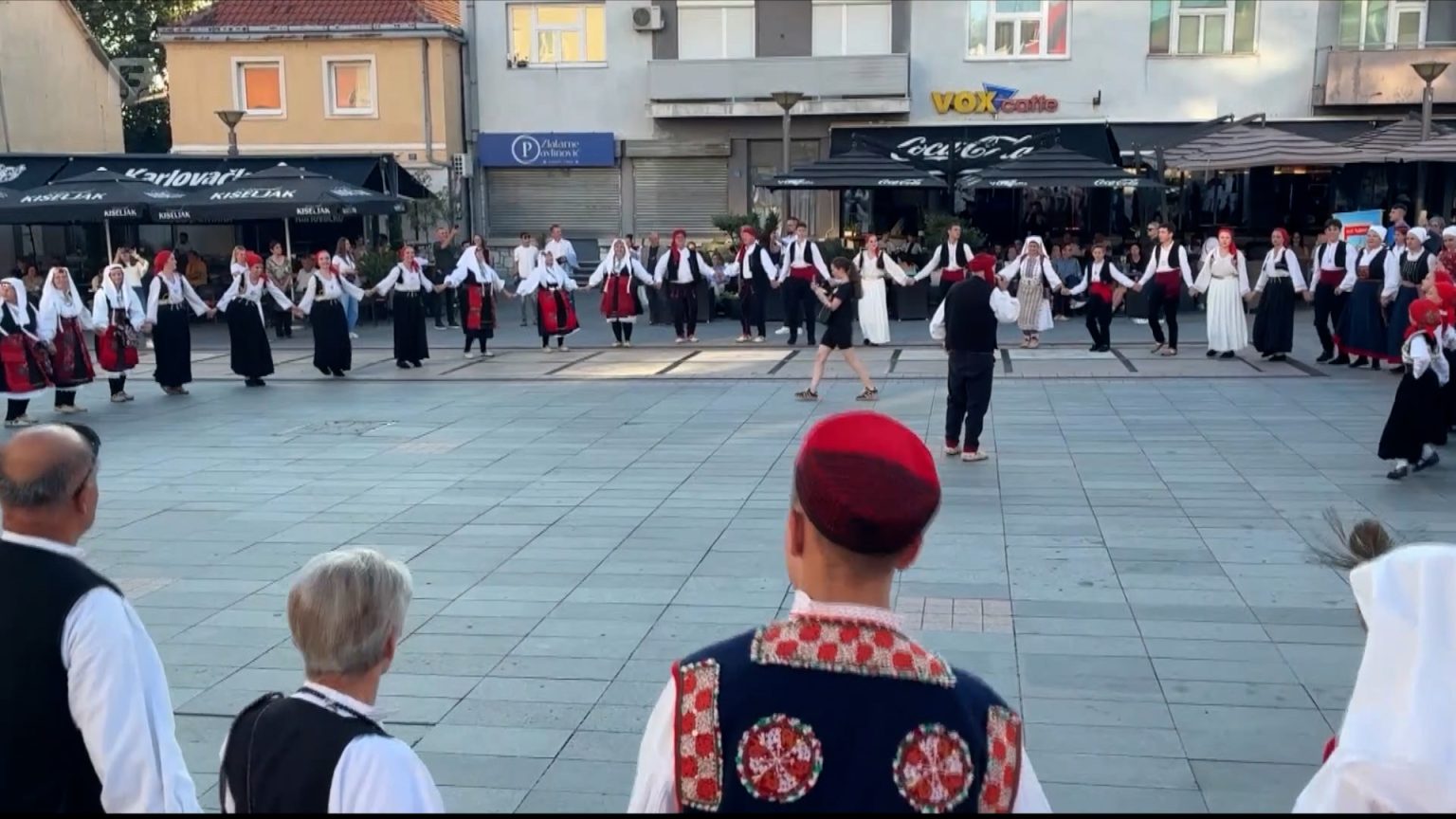 Na smotri folklora Kad zapivam niz livanjsku stranu pjevalo se, plesalo i nosile tradicionalne nošnje