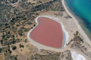 Čudo prirode u Turskoj: Jezero u obliku srca ponovo u ružičastoj boji tokom ljetnih vrućina