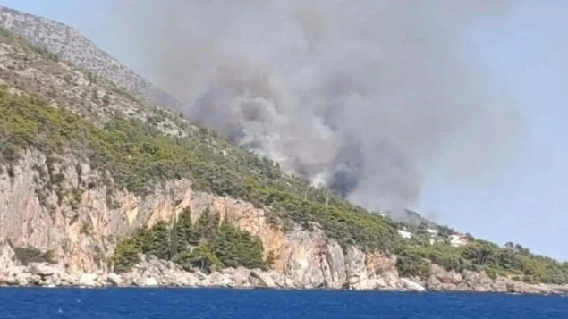 Izbio veliki požar na Hvaru: Vatrogascima pomažu i dva kanadera Izbio veliki požar na Hvaru: Vatrogascima pomažu i dva kanadera