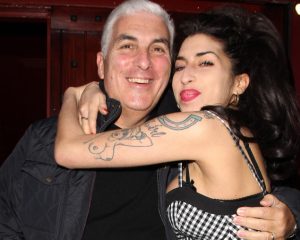 Otac Amy Winehouse mora platiti gotovo milion funti prijateljicama svoje pokojne kćerke