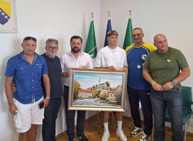 Cazin priredio doček Arjanu Maliću Cazin priredio doček Arjanu Maliću