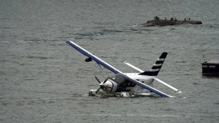 Osam osoba spašeno nakon incidenta s hidroavionom u New Yorku Osam osoba spašeno nakon incidenta s hidroavionom u New Yorku