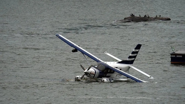 Osam osoba spašeno nakon incidenta s hidroavionom u New Yorku