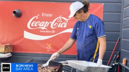 Bosanski restoran u Santa Clari postao okupljalište navijača uoči duela BiH i SAD-a: Ovo je više od fudbala Bosanski restoran u Santa Clari postao okupljalište navijača uoči duela BiH i SAD-a: Ovo je više od fudbala