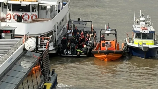 Pet policajaca povrijeđeno nakon što je čamac udario u most u Londonu