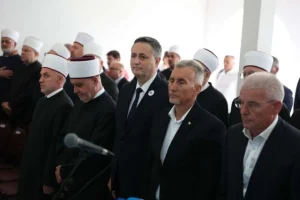 Bećirović u Kozarcu: Obaveza je čuvati istinu o zločinima u Prijedoru i tragati za nestalima