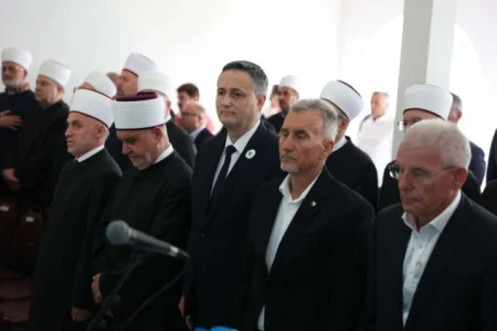 Bećirović u Kozarcu: Obaveza je čuvati istinu o zločinima u Prijedoru i tragati za nestalima