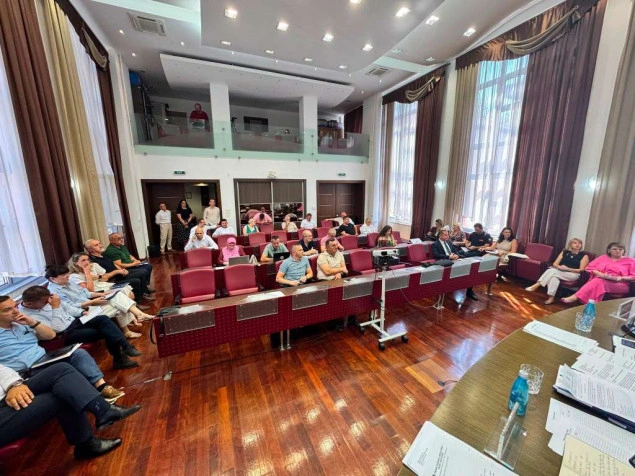 Bihać ukinuo dodatak od 20 posto na plaće direktora gradskih preduzeća i ustanova Bihać ukinuo dodatak od 20 posto na plaće direktora gradskih preduzeća i ustanova