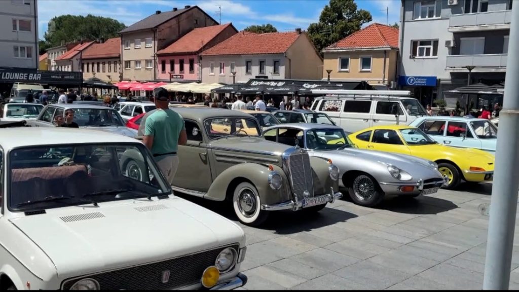 Livno u znaku oldtimera: Automobilska povijest okupila zaljubljenike iz tri države