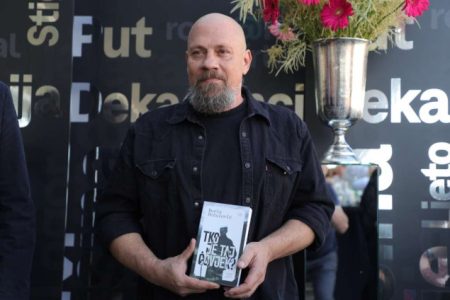 Boris Dežulović predstavlja svoj roman Tko je taj čovjek? u Mostaru i Sarajevu Boris Dežulović predstavlja svoj roman Tko je taj čovjek? u Mostaru i Sarajevu